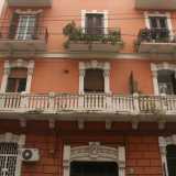 Foto 9. Ripercorriamo per un breve tratto via Manzoni per arrivare in via Crisanzio. Scopriamo qui un brillante palazzo arancione, il cui balcone al primo piano mostra una bellissima balaustra in pietra e le lesene delle persiane decorate
